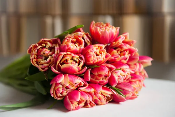 Ramo de primavera de hermosas flores de tulipán rosa — Foto de Stock