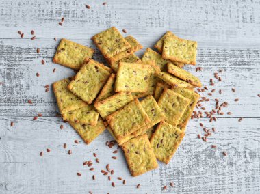 İtalyan ekmeği snack üzerinde ahşap arka plan, üstten görünüm