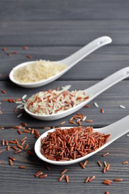 Karanlık Resepsiyon arka plan üzerinde Seramik kaşık karışık organik çiğ pirinç