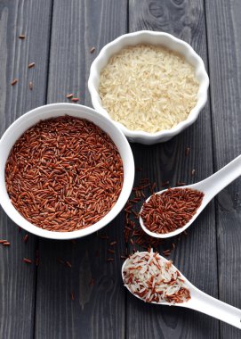 bir seramik kase ve kaşık kırmızı ve buğulanmış pirinç