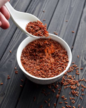 el kırmızı pirinç dökme ile bir kaşık holdind