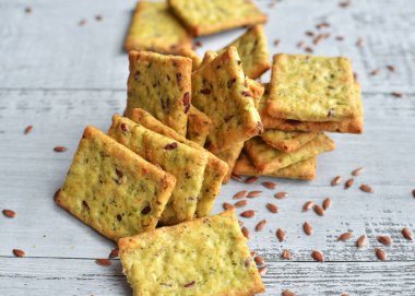 parlak ahşap arka plan üzerinde İtalyan ekmek snack