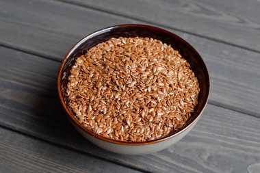 Tablo arka plan üzerinde kabın içinde keten tohumu