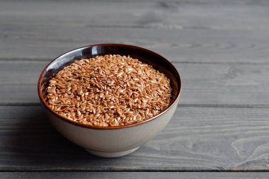 Tablo arka plan üzerinde kabın içinde keten tohumu