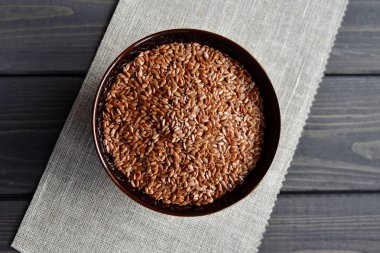 keten kumaş arka planda kase keten tohumu