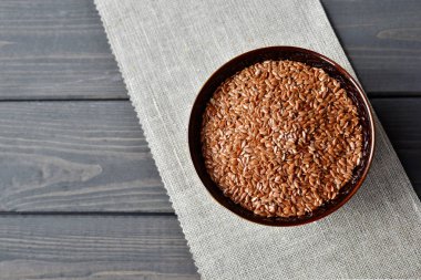 keten kumaş arka planda kase keten tohumu