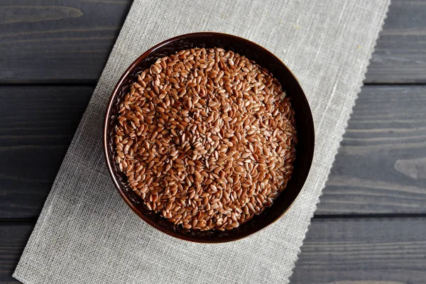 keten kumaş arka planda kase keten tohumu