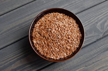 Tablo arka plan üzerinde kabın içinde keten tohumu