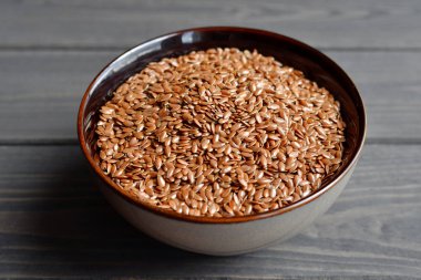 Tablo arka plan üzerinde kabın içinde keten tohumu