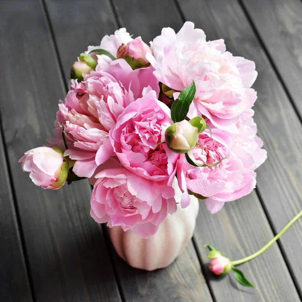 Hermoso ramo de peonía rosa en jarrón vista superior — Foto de Stock