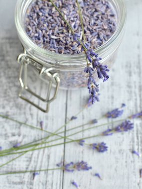 kuru lavanta çayı ve çiçek ile kase