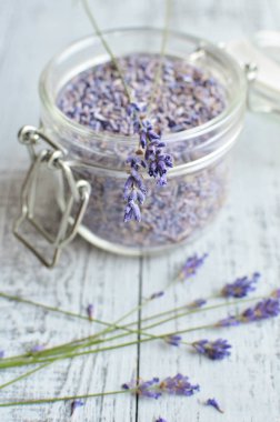 kuru lavanta çayı ve çiçek ile kase