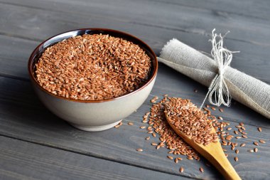 kaşık ve keten kumaş ile kase keten tohumu