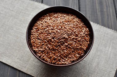 keten kumaş arka planda kase keten tohumu