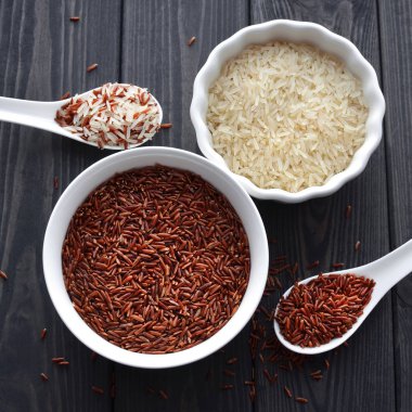 bir seramik kase ve kaşık kırmızı ve buğulanmış pirinç