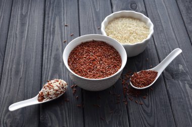 bir seramik kase ve kaşık kırmızı ve buğulanmış pirinç karışımı