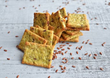 ahşap arka plan üzerinde İtalyan ekmek snack kazık