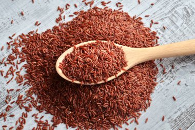 tahta kaşık ahşap arka plan üzerinde kırmızı pirinç