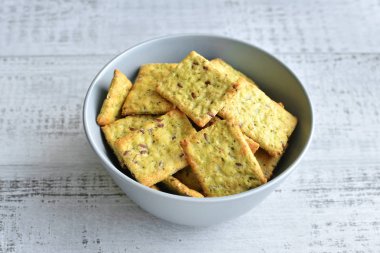 ahşap arka plan üzerinde kase İtalyan ekmek