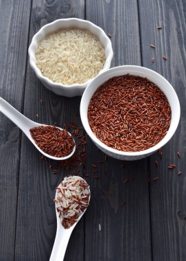 bir seramik kase ve kaşık kırmızı ve buğulanmış pirinç