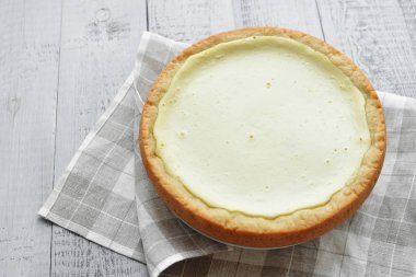 Çamaşır havlusunda ev yapımı peynirli turta.