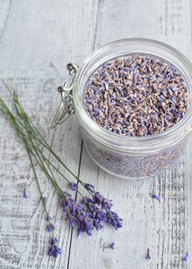Doğal lavanta demeti ve cam kavanozdaki kuru lavanta tomurcukları.