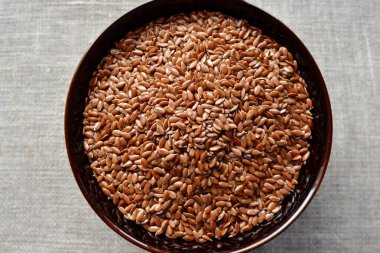 keten kumaş arka planda kase keten tohumu