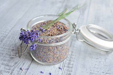 Bir buket lavanta çiçeği ve kurutulmuş lavanta çiçekleri cam kavanozda yakın plan çekimde.