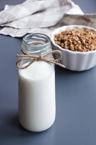 Hausgemachtes Trinkjoghurt und Müsli-Frühstück — Stockfoto