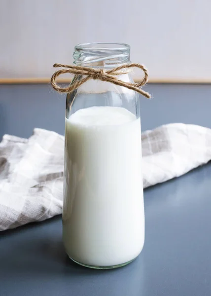 Fles zelfgemaakte drank Griekse yoghurt — Stockfoto