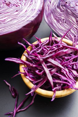 ahşap kase kıyılmış kırmızı lahana salatası