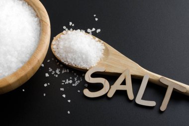 ahşap kase ve kaşığı deniz tuzu
