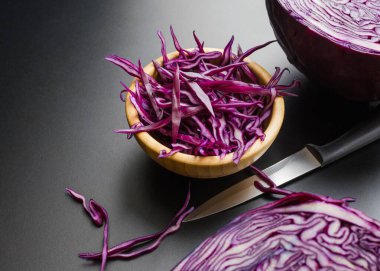 Bıçakla doğranmış kırmızı lahana