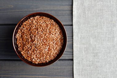 Keten branda arka planda keten tohumlar