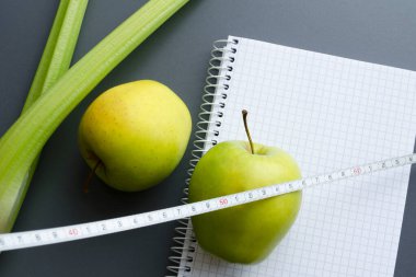 boş defter ile elma ve kereviz