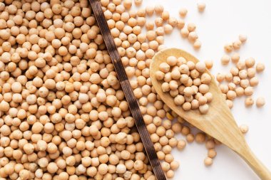 Ahşap kutusunda kuru çiğ nohut