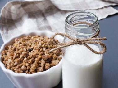 Yunan yoğurdu ve granola.