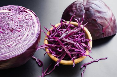 ahşap kase kıyılmış kırmızı lahana salatası