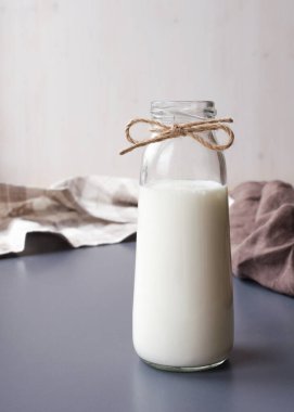 Bir şişe ev yapımı Yunan yoğurdu.