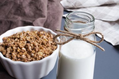 Ev yapımı içki yoğurt ve müsli kahvaltı