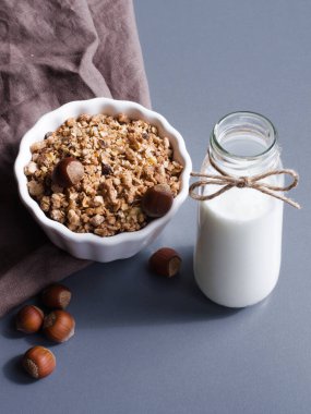 Yunan yoğurdu fındık taneli içecek.