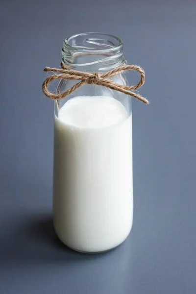 Flasche hausgemachtes Getränk griechischer Joghurt — Stockfoto