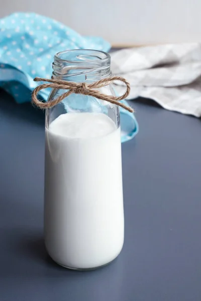 Butelka z domowej roboty jogurt pitny — Zdjęcie stockowe