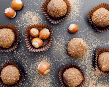 Fındıklı dört küçük çikolata.