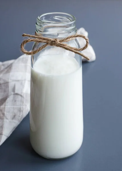 Butelka napoju jogurt, domowe i tradycyjne — Zdjęcie stockowe