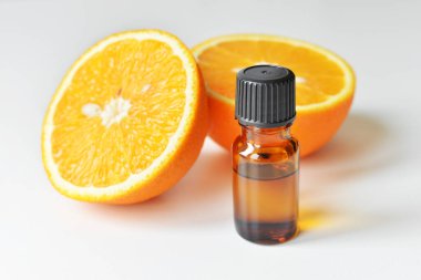 Turuncu turuncu turuncu turuncu turuncu meyveli siyah cam şişede gerekli yağ. Aromaterapi tedavi kavramı.
