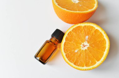 Bir şişe portakal yağı. Aromaterapi tedavisi. Naturopatik tıp konsepti. Üst görünüm, alanı kopyala.
