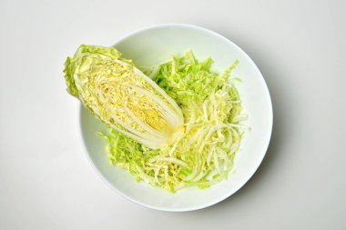 Çiğ organik napa ya da beyaz masa arkasında Çin lahanası. Vegan gıda yaşam tarzı konsepti. Üst görünüm.