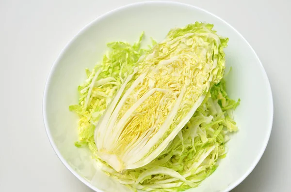 Mezza Testa Cavolo Cinese Ciotola Bianca Sfondo Tavolo Bianco Concetto — Foto Stock