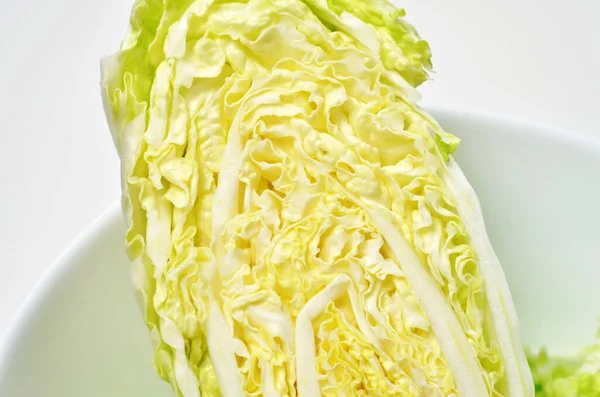 Beyaz Masa Arkasında Napa Lahana Salatası Vejetaryen Yemeği — Stok fotoğraf